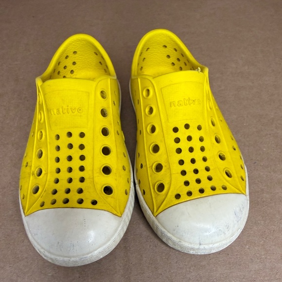 Native Jefferson Yellow EVA Slip On Water Shoes Sneakers Kids Toddler Size C7 - Picture 2 of 8